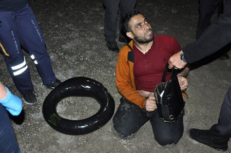 A­n­t­a­l­y­a­’­d­a­,­ ­K­ı­b­r­ı­s­’­a­ ­g­e­l­d­i­k­ ­d­i­y­e­ ­b­ı­r­a­k­ı­l­ı­p­ ­k­ı­y­ı­y­a­ ­y­ü­z­e­n­ ­1­5­ ­k­a­ç­a­k­ ­g­ö­ç­m­e­n­ ­y­a­k­a­l­a­n­d­ı­